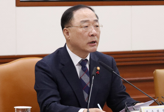 우한 폐렴이 경제에 미치는 영향을 점검하기 위해 28일 오전 정부서울청사에서 열린 긴급경제장관회의에서 홍남기 부총리 겸 기획재정부 장관이 발언하고 있다.<사진=연합뉴스>